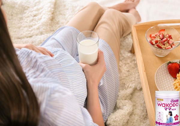 Sữa cho mẹ mang thai và cho con bú Wakodo Mom hộp 830g Nhật Bản