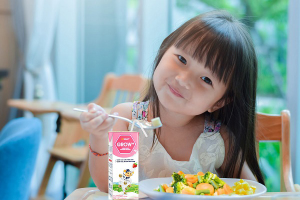 Sữa Dinh Dưỡng VPMilk Grow+ vị dâu, hộp 180ml 