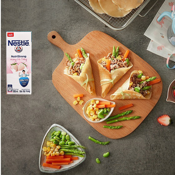 Sữa nước Nestle Nutristrong hương dâu trắng, hộp 180ml