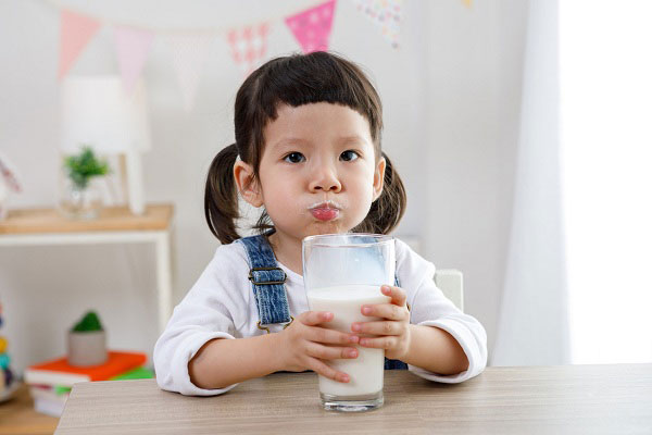 Sữa Nuti Pedia Plus cho trẻ biếng ăn từ 1-10 tuổi, hộp 180ml. 