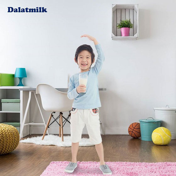 Thùng sữa tươi tiệt trùng Dalatmilk có đường, hộp 180ml